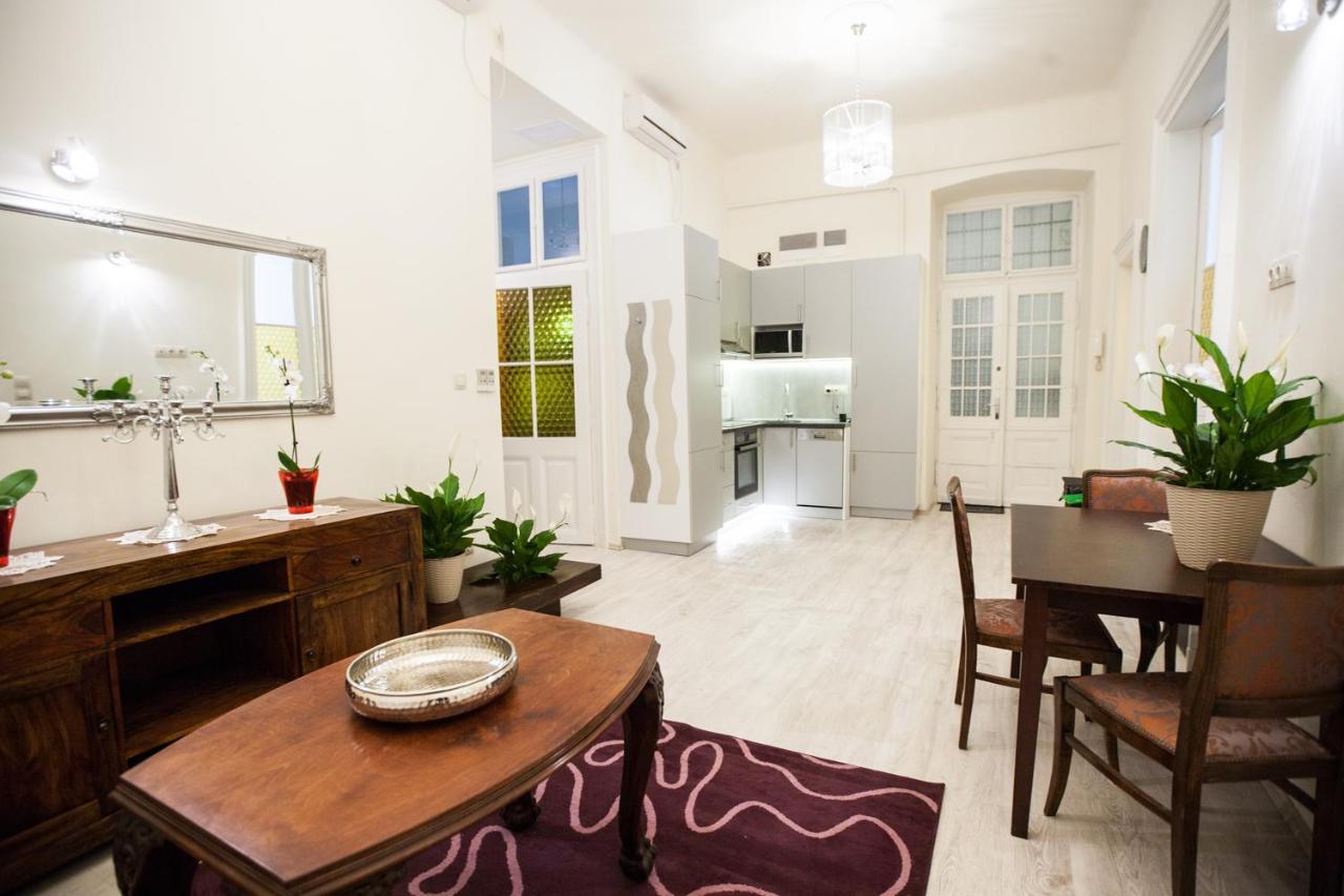 Guest house Of By Small *